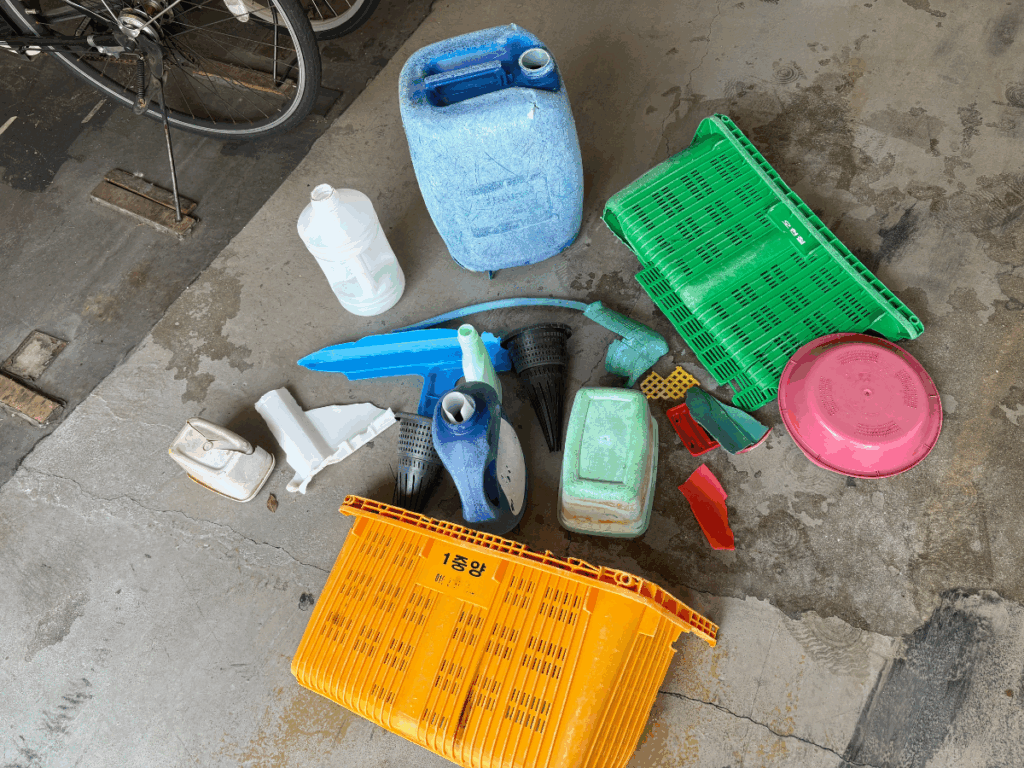 回収した海洋プラスチックごみを洗浄し乾燥している様子
